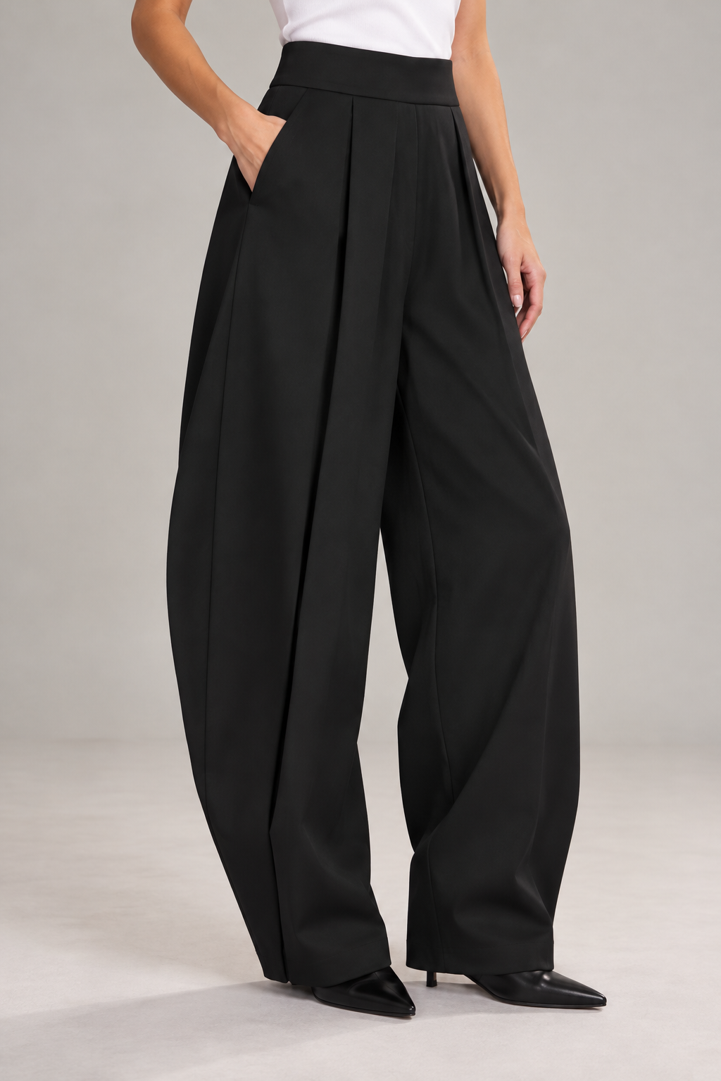 Detalle del pantalón de pinzas Ambra negro: cinturilla ancha, pinzas y pernera amplia