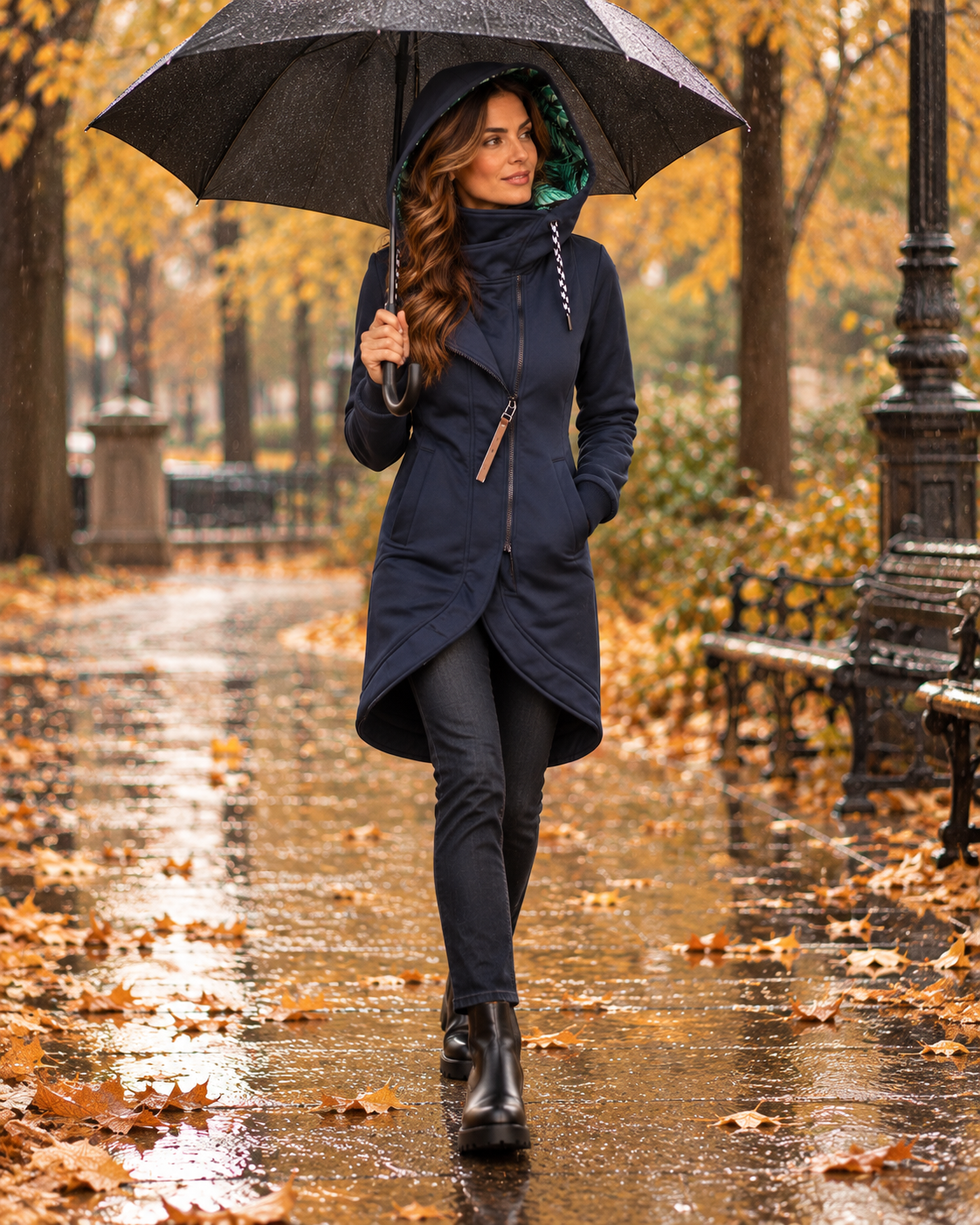 Chaqueta Livia azul noche con capucha bajo la lluvia