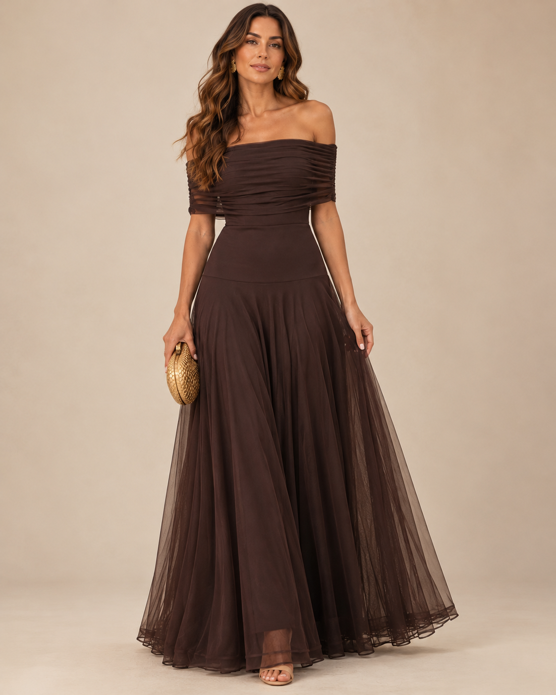 Vestido de tul marrón escote palabra de honor, vista de frente