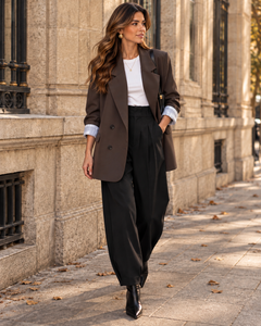 Pantalón de pinzas Ambra negro de tiro alto con americana marrón